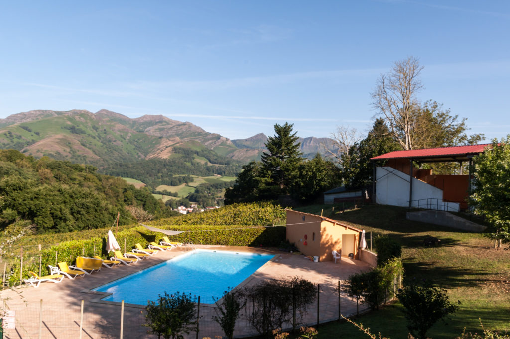 Gite de groupe avec piscine, sejour au pays basque, Baigori domaine Oronozia, paysage et montagnes basques