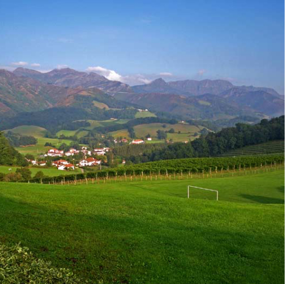 terrain de foot et activité nature gîte de groupe au payx basque - séjour scolaire classe decouverte